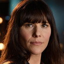 Lauren Evans als Sarah West