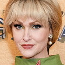 Jenn Lyon als Esther Finch