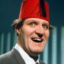 Tommy Cooper als Larger Workman