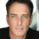 Luke McGibney als Lord Louis Mountbatten