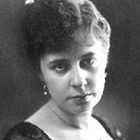 Ebba Thomsen als Dina, West's daughter and Flint's fiancée