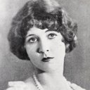 Julanne Johnston als Miss Conning Tower