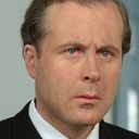 Mark Elwes als Sir Donald's Secretary (uncredited)