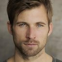 Justin Deeley als Kevin Land