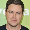 Greg Poehler als News Anchor