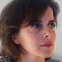 Zoe Mavroudi als Servant