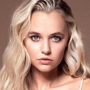 Madison Iseman als Sienna / Athena