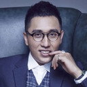 Hu Qiao-Hua als Host