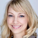 Megan Raye Manzi als Yoga GIrl