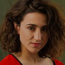 Célia Gouin-Arsenault als Bee