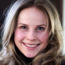 Hannah Gass Sibbesen als Lily, stuepige