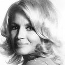 Angie Dickinson als Sheila Farr