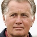 Martin Sheen als Capt. Oliver Charles Queenan