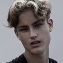 Aidan Gouveia als Peter Fraser