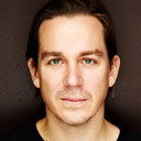 Travis Cotton als Howard
