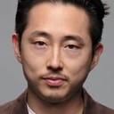 Steven Yeun als K