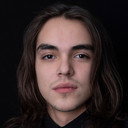 Griffin Powell-Arcand als Billy
