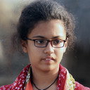 Auj Adnan Qureshi als Pihu (Junior)