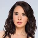 Adriana Louvier als Sara