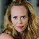 Isabelle Mann als Galeriebesucherin