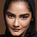 Imaan Rizwan als Colorful Headscarf Woman