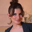 Angela Jakaj als Leyla Akbel
