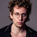 Evan Rissi als Leslie Boothe