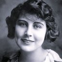 Dorothy Dalton als Chicken Casey / Mavis Marberry