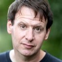 Neil James als DI Dale Thomas