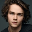 Levi Miller als Young Sergei