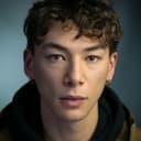 Marcus Hodson als Viktor Stepanovich