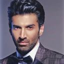 Aditya Roy Kapur als Dr. Akash Chauhan