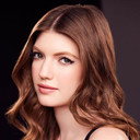 Alexa Reddy als Young Lynette