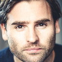 Stuart Manning als Sam Armstrong,
