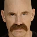 Joshua Peace als Police Sergeant