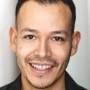Alex Cruz als Intense Waiter