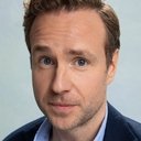 Rafe Spall als Writer