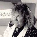 Dan Gallagher als Host