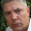 Mark Little als Carl