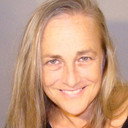 Gina Stewart als Professor Kellog