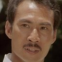 Hsu Hsia als Axe Gang Leader in Green Shirt (uncredited)