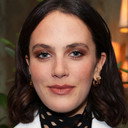 Jessica Brown Findlay als Lucy Lambert