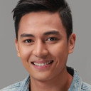 Jak Roberto als Bruce Pelaez