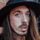 Jesse Cale als Benatar (singing)