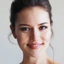 Fahriye Evcen als Young Signora Enrica