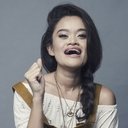 Divine Aucina als Maid