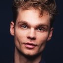 Lucas Iverson als Milo