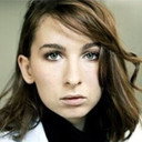Louise Borel als Ayudante Sophie