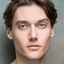 Luke Millington-Drake als Birthday Elf