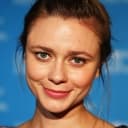 Maeve Dermody als Dr. Sarah Faithfull